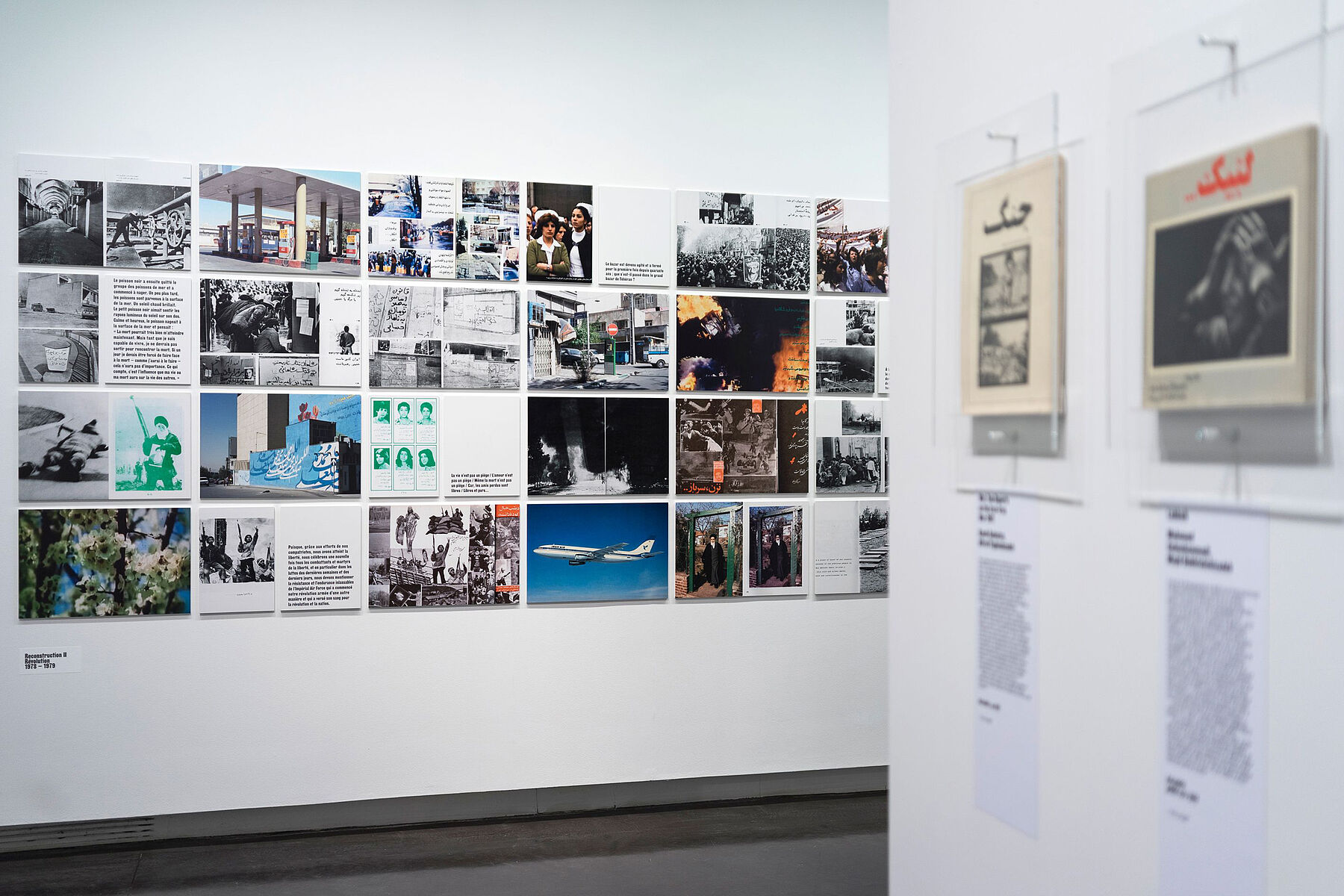 Foto von Hannah Darabis Ausstellung Aufnahme einer Fotoausstellung von Hannah Darabi